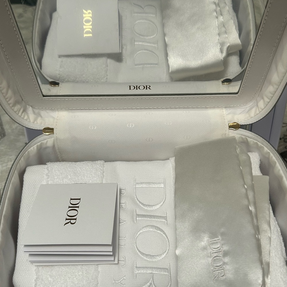 Dior 4 Piece Set with Full Size Hyalushot Wrinkle Corrector - Picture 7 of 8
